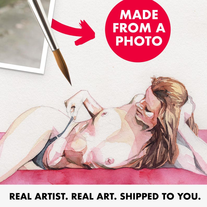 Peut inclure: Peinture &agrave; l'aquarelle d'une figure nue allong&eacute;e sur une surface rose. L'&oelig;uvre est r&eacute;alis&eacute;e dans des tons doux et sourds avec des coups de pinceau visibles. Un cercle rouge avec le texte "MADE FROM A PHOTO" est en haut &agrave; droite. Le texte "REAL ARTIST. REAL ART." est en bas.