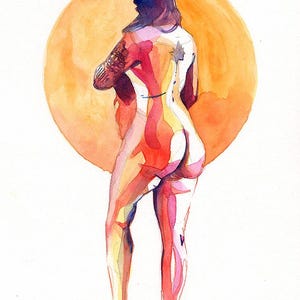 Peut inclure: Peinture &agrave; l'aquarelle d'une figure vue de dos, avec un grand cercle orange en arri&egrave;re-plan. La figure est repr&eacute;sent&eacute;e dans des tons de rouge, rose et jaune, avec un tatouage visible sur le bras. L'&oelig;uvre est sign&eacute;e et num&eacute;rot&eacute;e.