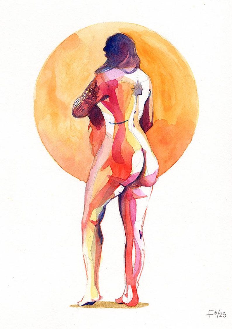 Peut inclure: Peinture &agrave; l'aquarelle d'une figure vue de dos, avec un grand cercle orange en arri&egrave;re-plan. La figure est repr&eacute;sent&eacute;e dans des tons de rouge, rose et jaune, avec un tatouage visible sur le bras. L'&oelig;uvre est sign&eacute;e et num&eacute;rot&eacute;e.