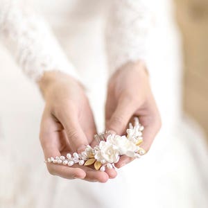 Veil Flower Hair Comb Dahlia Flower Bridal Headpiece with Pearls Wedding Hair Comb Ivory, white image 6