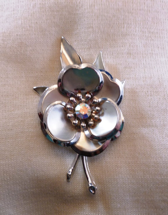 Vintage Beautiful Flower Brooch or Pin 