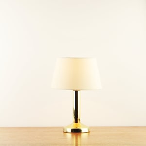 Hollywood Regency design style table lamp with brass base and cream white drum shade - Made by Vandeheg - The Netherlands - ca. 1980s
