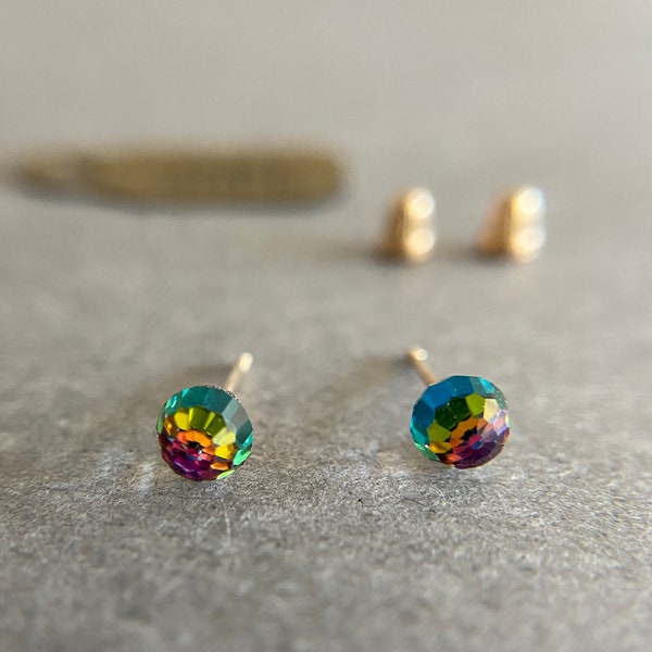 SCREW BACK/ Boucles d’oreilles à tige en or massif 14 carats avec petites boules disco multicolores - Or massif 14 carats