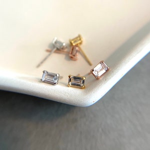 シルバーの小さな CZ 長方形、プリンセス バゲット カット スタッド イヤリング - スターリング シルバー