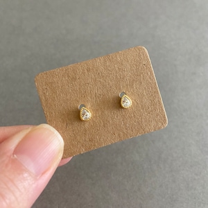 Boucles d&#39;oreilles en argent minuscules en forme de larme CZ - Argent sterling [SE9010]