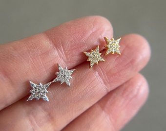 Peut inclure: Trois boucles d'oreilles en forme d'étoile avec des pierres de zircone cubique transparentes. Les boucles d'oreilles sont en or, argent et or rose.