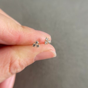 SCHRAUBVERSCHLUSS / 14K Solid Gold kleine CZ 3 Stein Ohrstecker - 14K Solid Gold