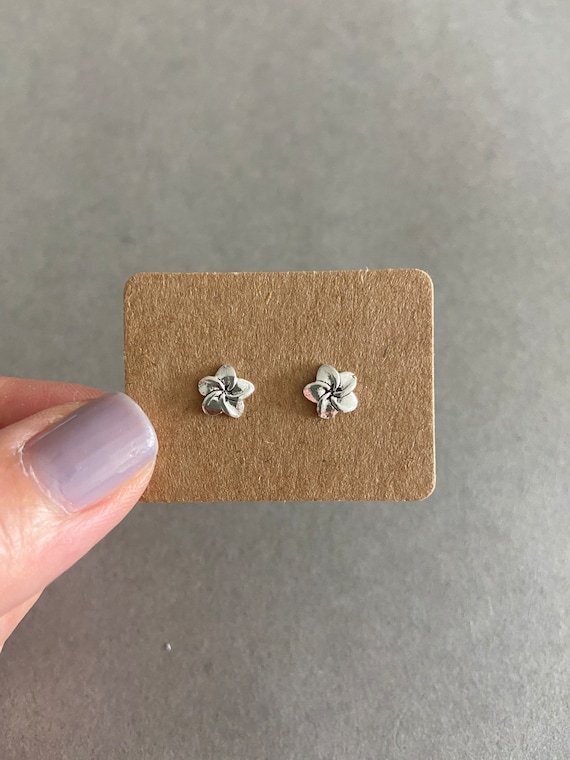Sterling silver hibiscus stud earrings Sterling silver hibiscus stud earrings