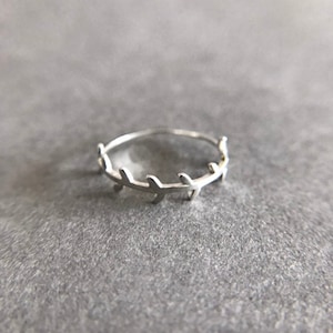 Garland Silver Ring, Sterling Silver Ring, Simple Minimalist Ring, Stacking Ring, Band Midi Ring, Thin Thumb Ring - Sterling Silver [R1004]
