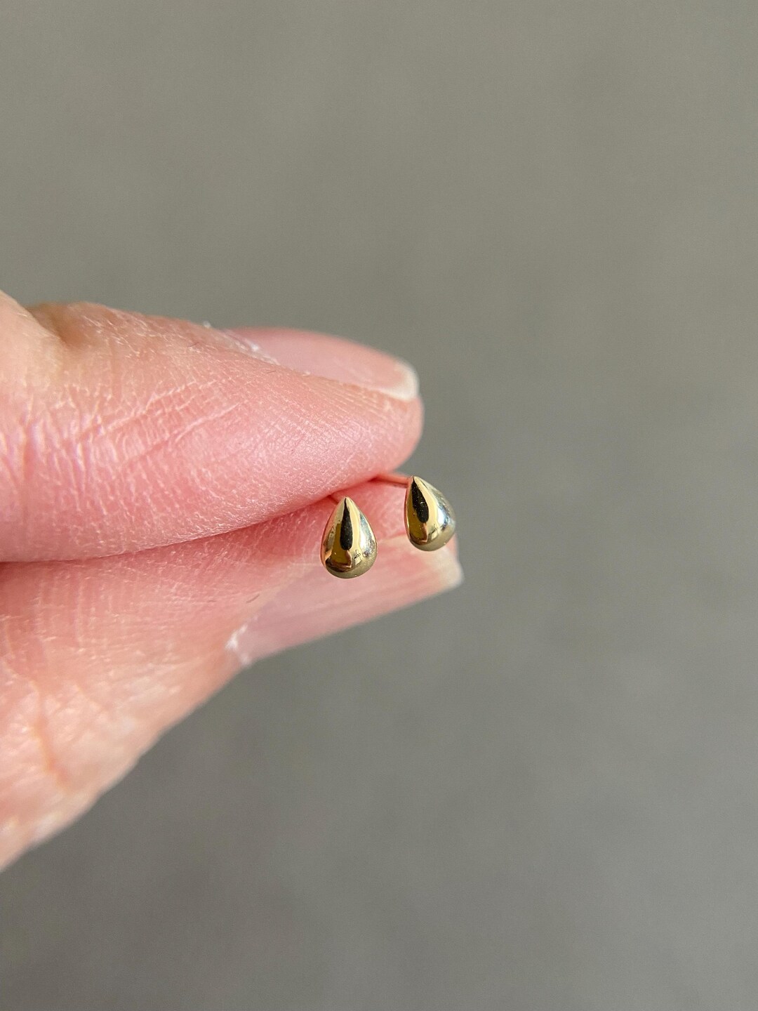 Single Mini Raindrop Stud in 14K Gold