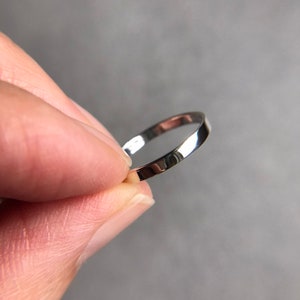 Pierścień typu C Flat- prosty minimalistyczny, cienki, układający się w stosy, pierścień midi, cienki pierścień na kciuk - srebro próby 925 [R1008]