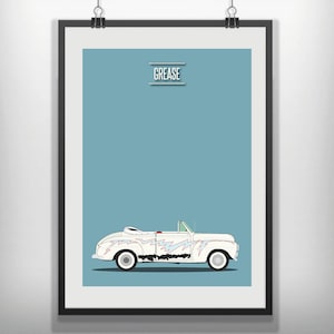 Può includere: Un poster minimalista con un'auto bianca su uno sfondo blu chiaro. L'auto ha disegni di fulmini rossi e bianchi sul lato. La parola "GREASE" è stampata in bianco nella parte superiore del poster.