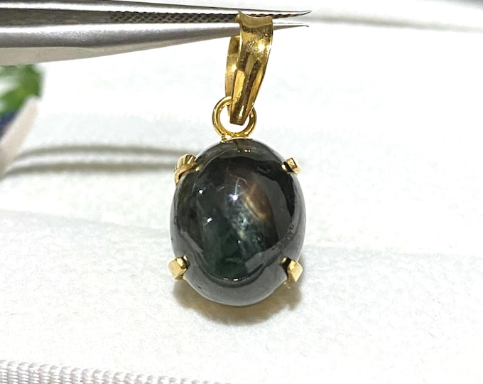 Vintage 14K Solid Yellow Gold 13.5ct Natural Oval cut Dark Green Sapphire Pendant.
