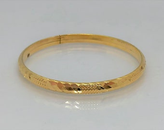 18 karat gold bangle