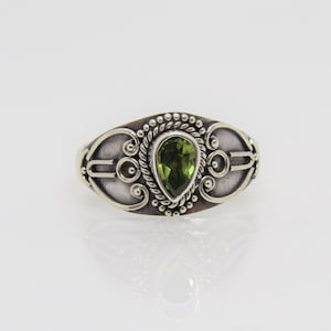 Vintage Sterling Silver Peridot Ring Size 9