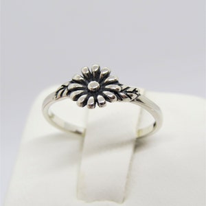 Vintage Sterling Silver Daisy Flower Ring Size 5