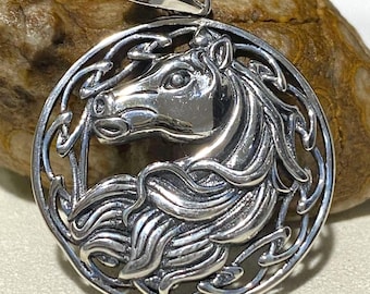 Ciondolo a forma di cavallo in argento sterling.