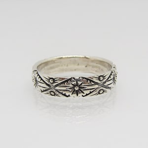 Vintage Sterling Silver Carved Flower Band Ring.