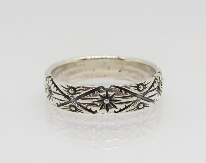 Vintage Sterling Silver Carved Flower Band Ring.