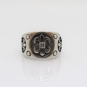 Anillo de cúpula gótica con flor de lis en tono plateado de joyería vintage, tamaño 9