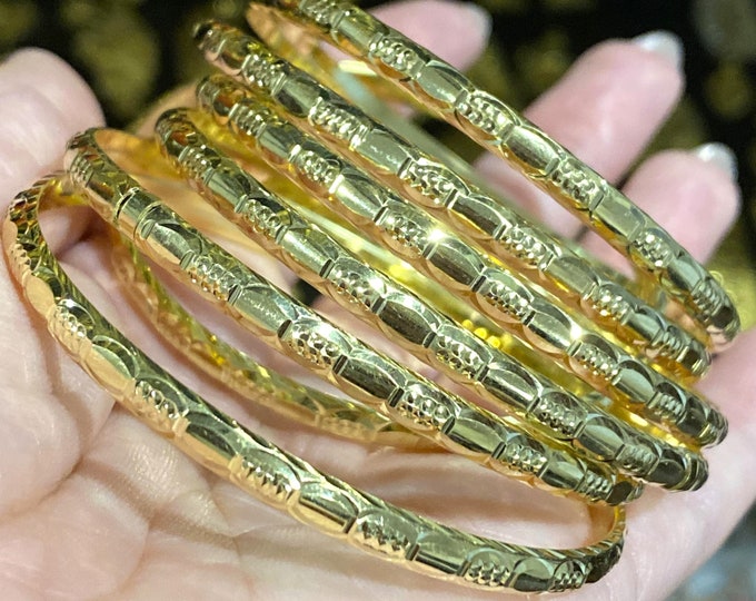 18K Yellow Gold 7 Pieces Set Bangle Diamond Cut. 54.5mm Bangle.