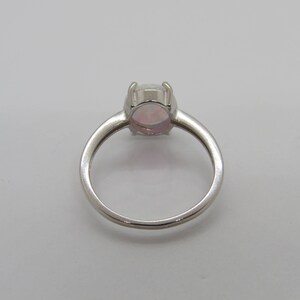 Peut inclure: Une bague en argent avec une opale blanche. La bague est de style simple et &eacute;l&eacute;gant.
