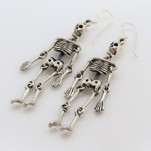 Orecchini pendenti vintage in argento sterling con scheletro e arti mobili