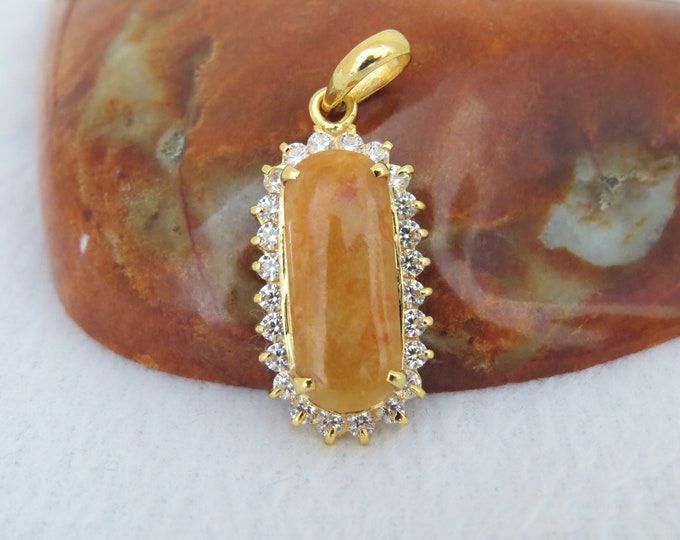 Vintage 18K Solid Gold Yellow, Red Jadeite Jade & White Topaz Saddle Pendant