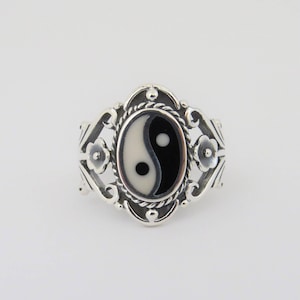 Vintage Sterling Silver Yin Yang Flower Ring Size 7