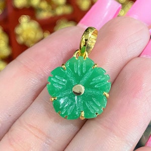Vintage 18K Solid Gold Green Jadeite Jade Carved Flower Pendant.