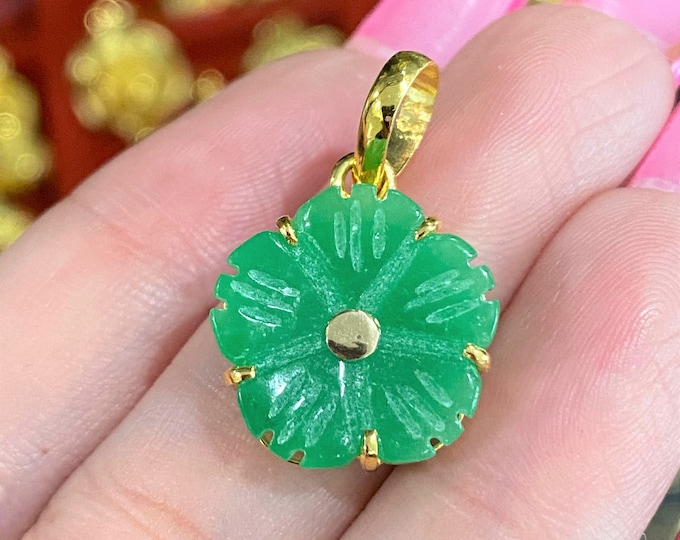 Vintage 18K Solid Gold Green Jadeite Jade Carved Flower Pendant.