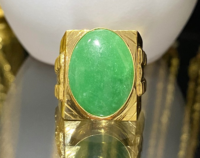 Vintage 15K Yellow Gold Oval Green Jade Ring Size 8