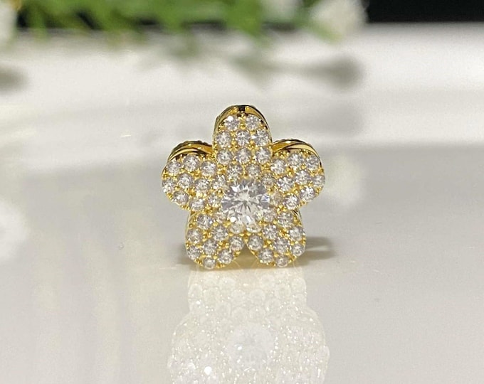 Vintage 14K Solid Yellow Gold White Topaz Flower Charm. Make for Bracelet.