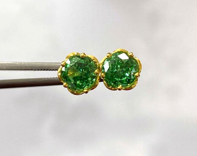 Vintage 18K Solid Yellow Gold Round cut Peridot Earrings. 6MM