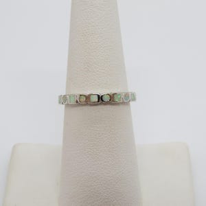 Anillo vintage de plata de ley con incrustaciones redondas y cuadradas de ópalo, talla 6 imagen 3