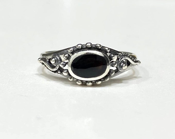 Vintage Sterling Silver Black Onyx Filigree Ring Size 7.