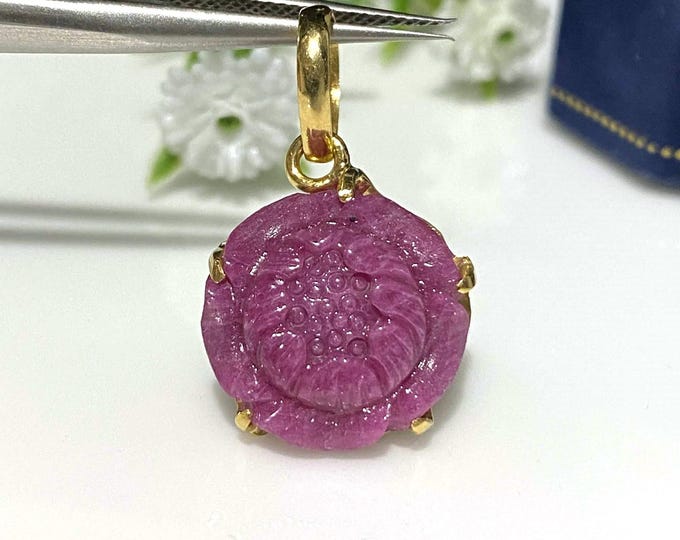 Vintage 14K Solid Yellow Gold 9.5ct Natural Ruby Carved Flower Pendant.