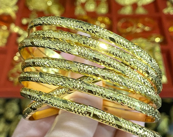 18K Yellow Gold 7 Pieces Set Bangle Diamond Cut. 57mm, Vintage Bangle.