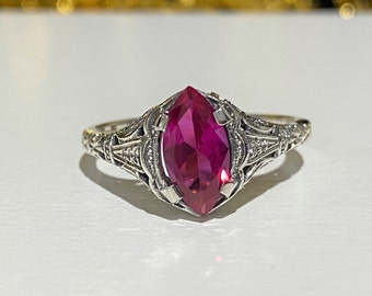 Ring i sterlingsilver med rubin och filigran, storlek 7