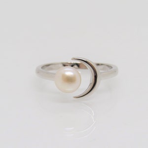 Vintage Sterling Silver White Pearl & Moon Adjustable Ring Size 6,7,8