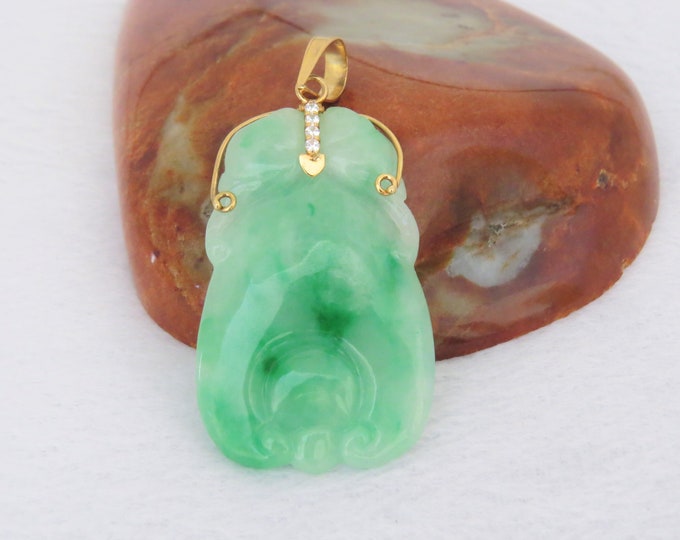 Vintage 18K Solid Yellow Gold Translucent Green, White Jadeite Jade Carved Ruyi Pendant