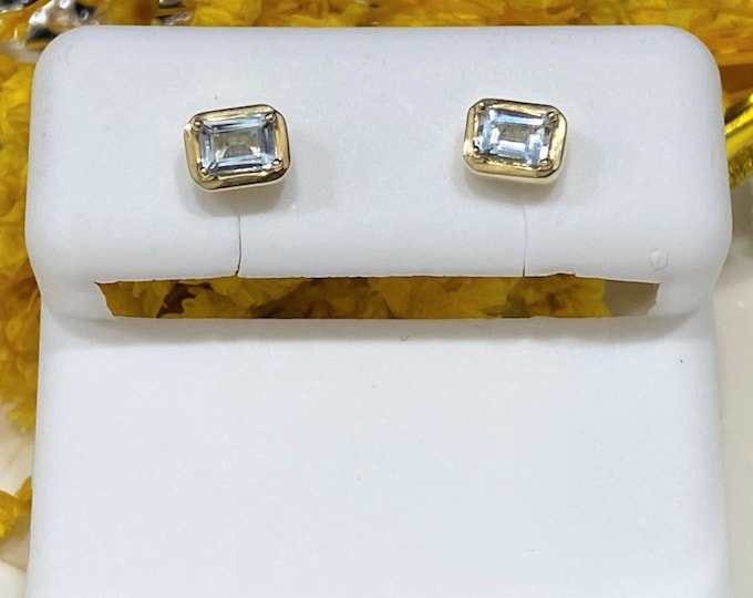 Vintage 14K Solid Yellow Gold Genuine Aquamarine Screw Back Earrings.