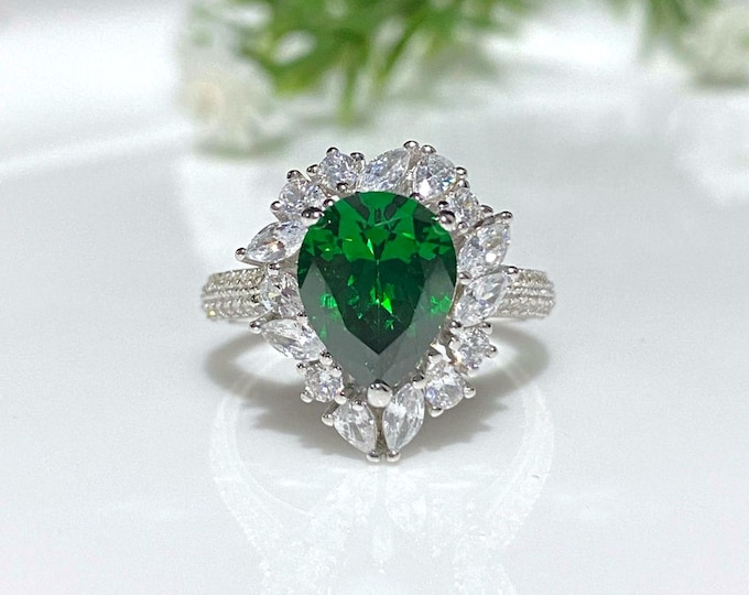 Vintage Sterling Silver Pear cut Emerald & White Topaz Ring Size 7