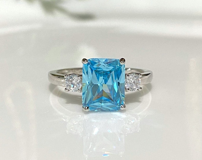 Vintage Sterling Silver Rectangular Aquamarine & White Topaz Ring.