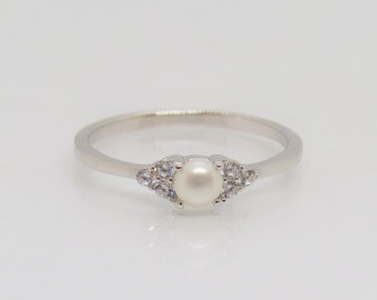 Sterling Silver White Pearl & White Topaz Tiny Ring Size 7