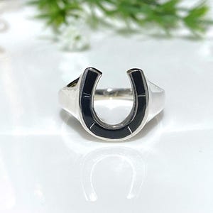 Anillo vintage de herradura de ónix negro en plata de ley para hombre.