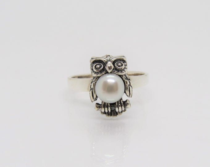 Vintage Sterling Silver White Pearl Owl Dome Ring .