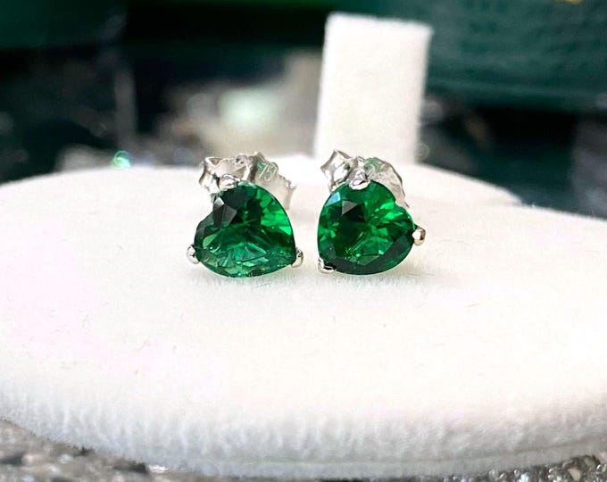 Vintage 18K 750 Solid White Gold Heart cut Emerald Stud Earrings.