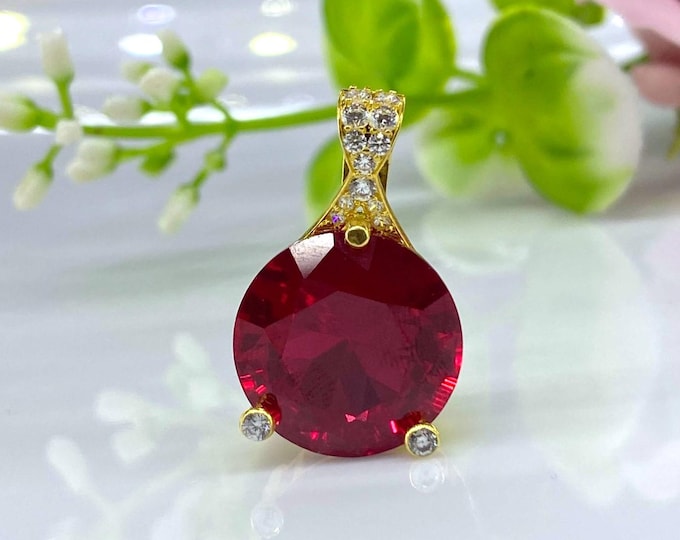 Vintage 15K 610 Solid Gold Round cut Ruby & White Topaz Pendant.