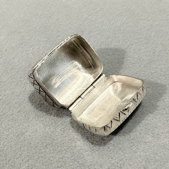 Vintage Sterling Silver Rectangular Edged Pill Box - image 7